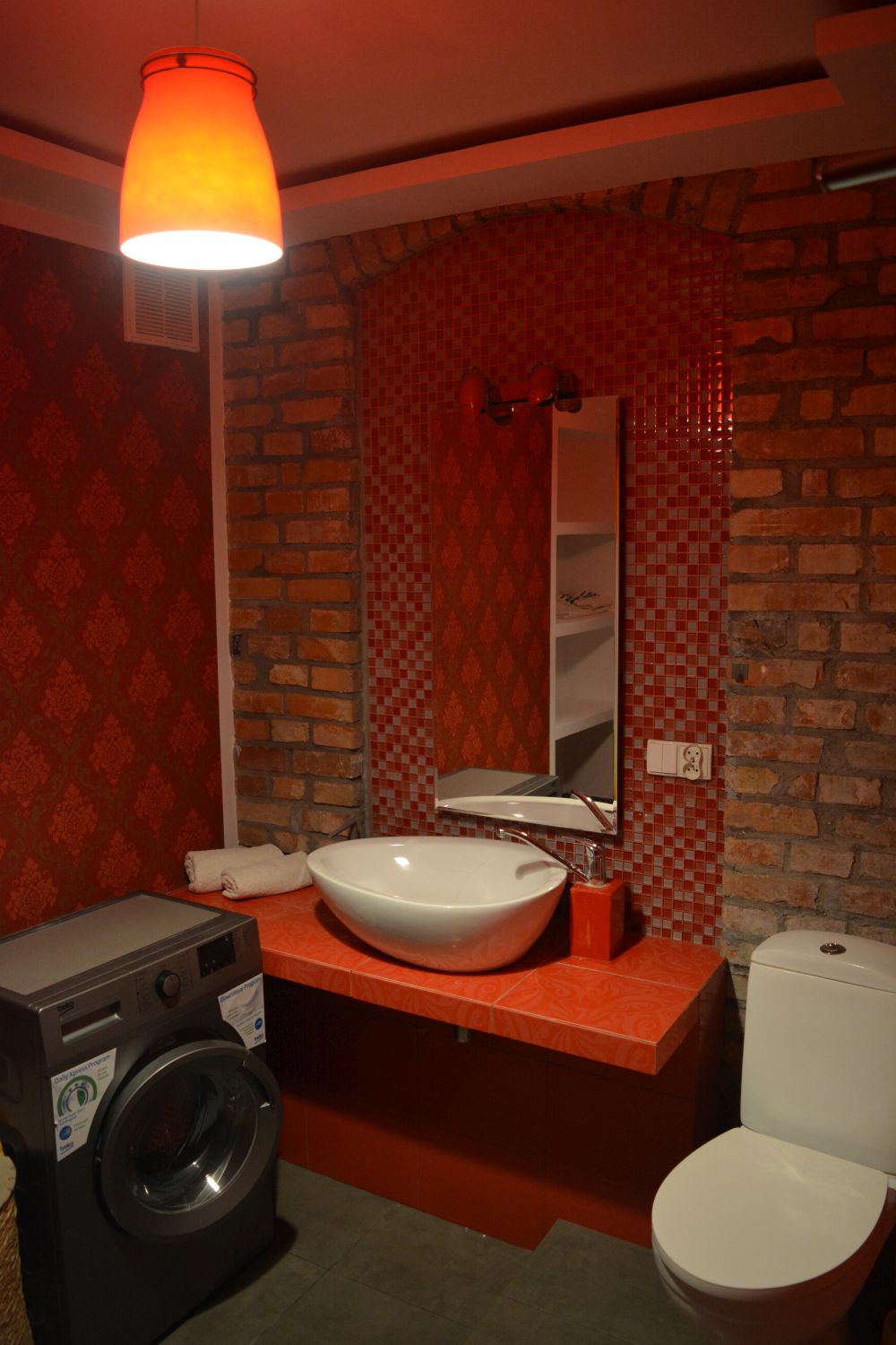 Pokoje na godziny Poznań - przedpokój apartamentu czerwonego